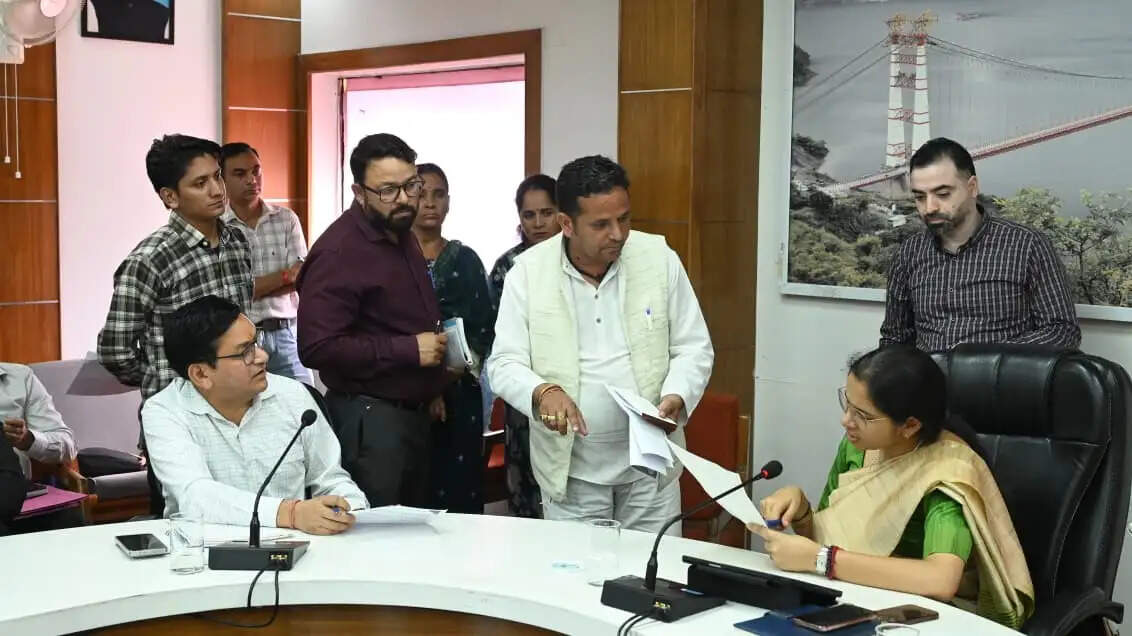 टिहरी में डीएम के जनता दरबार में दर्ज हुईं 74 जन समस्याएं
