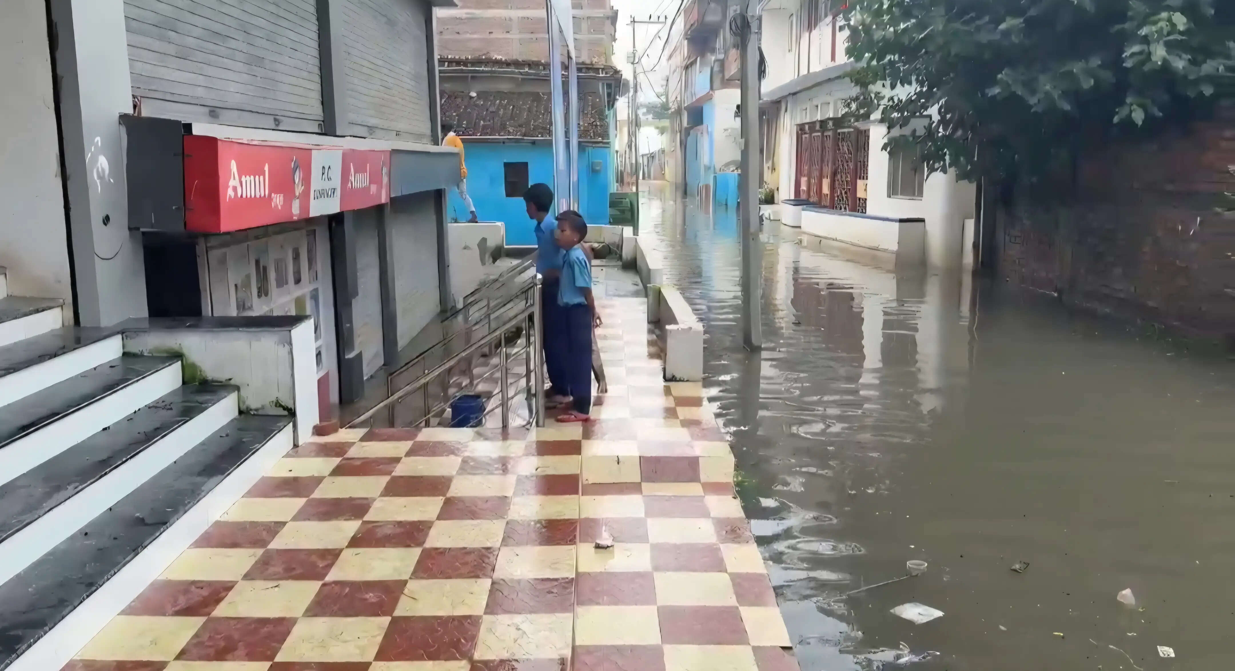 सरयू के बढ़ते जलस्तर ने शहर के निचले इलाके भी चपेट में