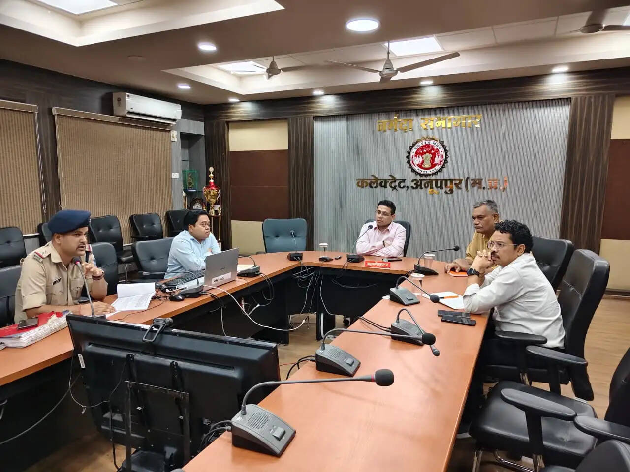अनूपपुर: सड़क दुर्घटनाओं को रोकना सर्वोच्च प्राथमिकता, ओवरलोडिंग वाहनों पर दिया जाए विशेष ध्यान - कलेक्टर