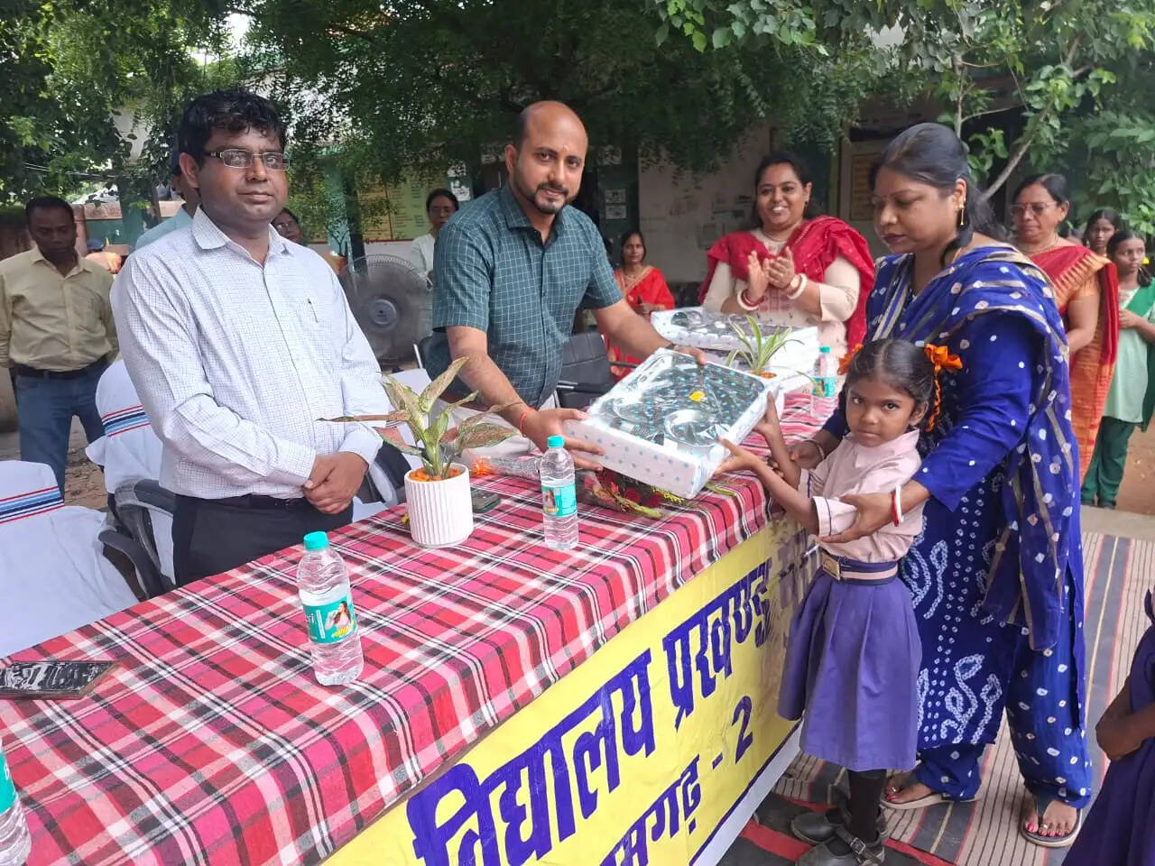 मध्यान भोजन के बर्तनों का डीसी ने किया शुभारंभ