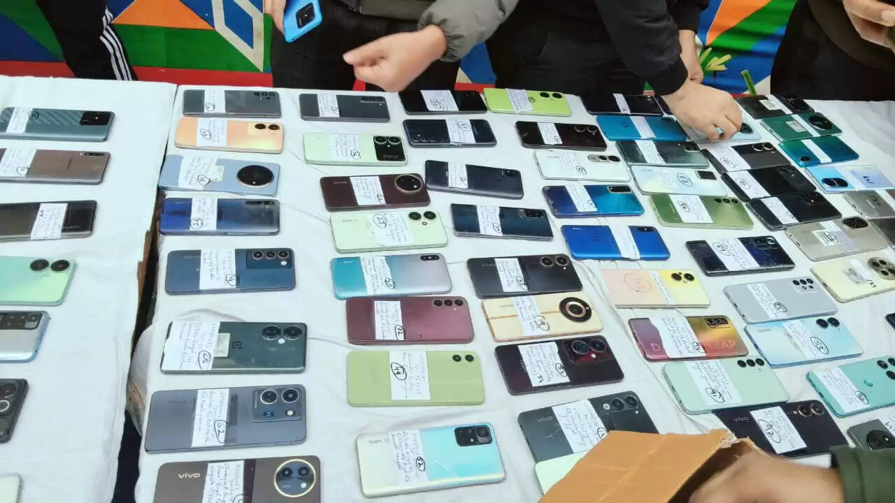 जम्मू जिला पुलिस ने वर्ष 2025 के दौरान 1.75 करोड़ रुपये मूल्य के 746 गुम और चोरी हुए स्मार्टफोन बरामद किए