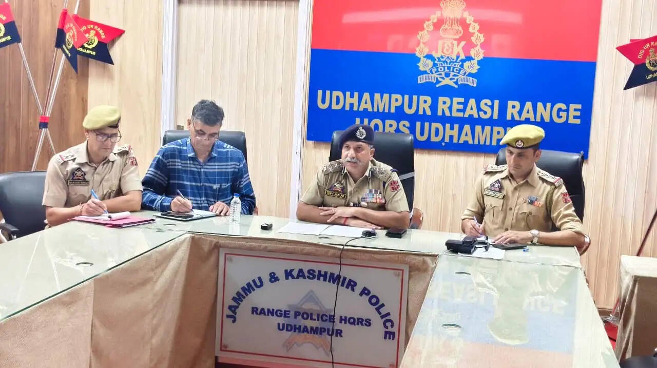 नवरात्र में श्रद्धालुओं की सुरक्षा के लिए चौकसी बढ़ाएं-डीआईजी