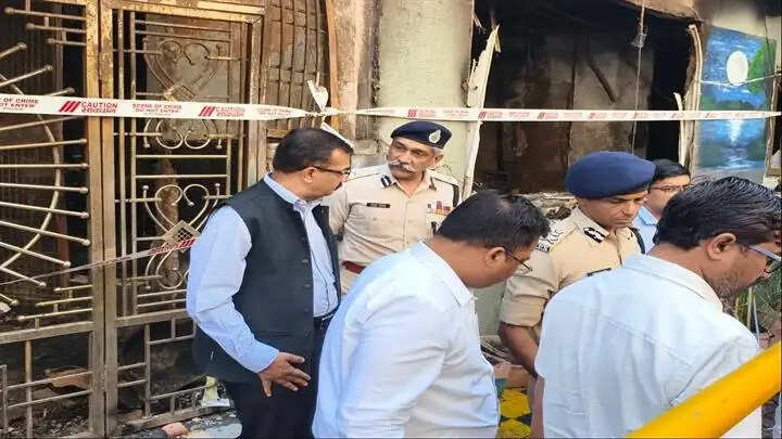 इंदौरः अग्नि दुर्घटना की जांच के लिए अपर मुख्य सचिव और विशेष डीजी ने घटना स्थल का निरीक्षण किया