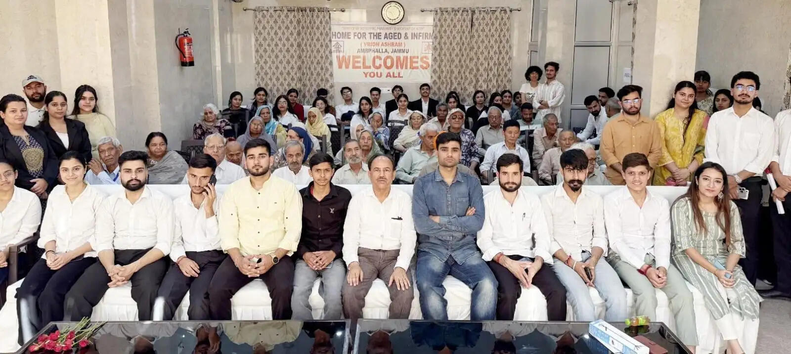 अभाविप छात्रों का भावुक कार्यक्रम, बुजुर्गों संग बांटे खुशी के पल