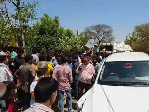 प्रतापगढ़ में कार-बाइक की भीषण टक्कर: युवक की मौत, दो युवतियां गंभीर घायल