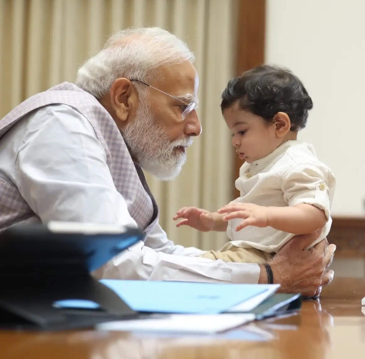 प्रधानमंत्री के साथ दिखे बच्चों की पहचान हुई, केंद्रीय मंत्री राम मोहन नायडू के निकले बच्चे