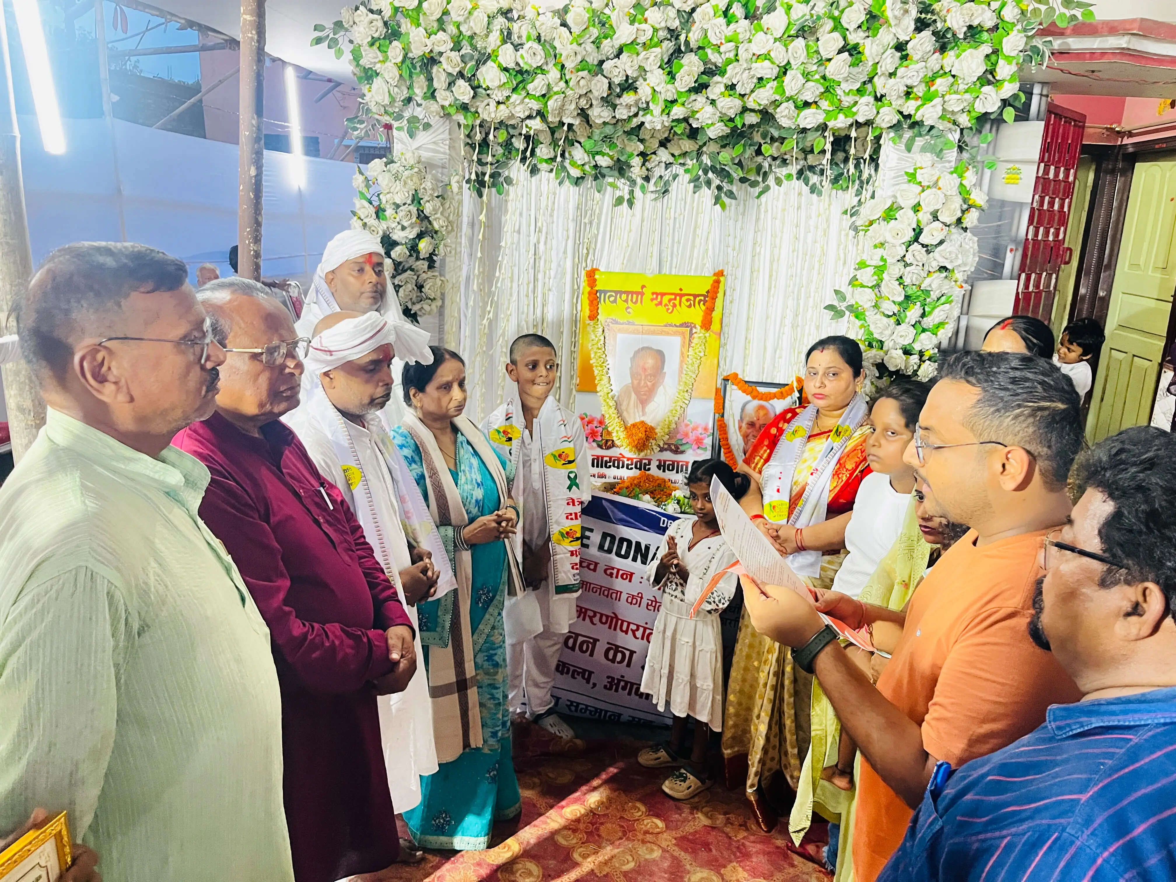 नेत्रदान के लिए स्व. तारकेश्वर प्रसाद भगत के परिजन को किया गया सम्मानित