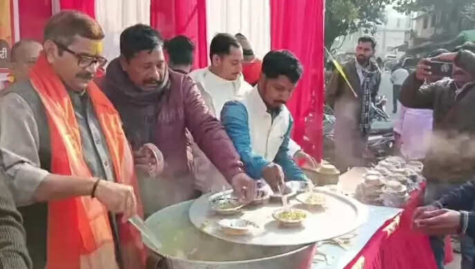 मकर संक्रांति पर विधायक डॉ नीलकंठ ने काशीवासी लोगों को बांटी खिचड़ी