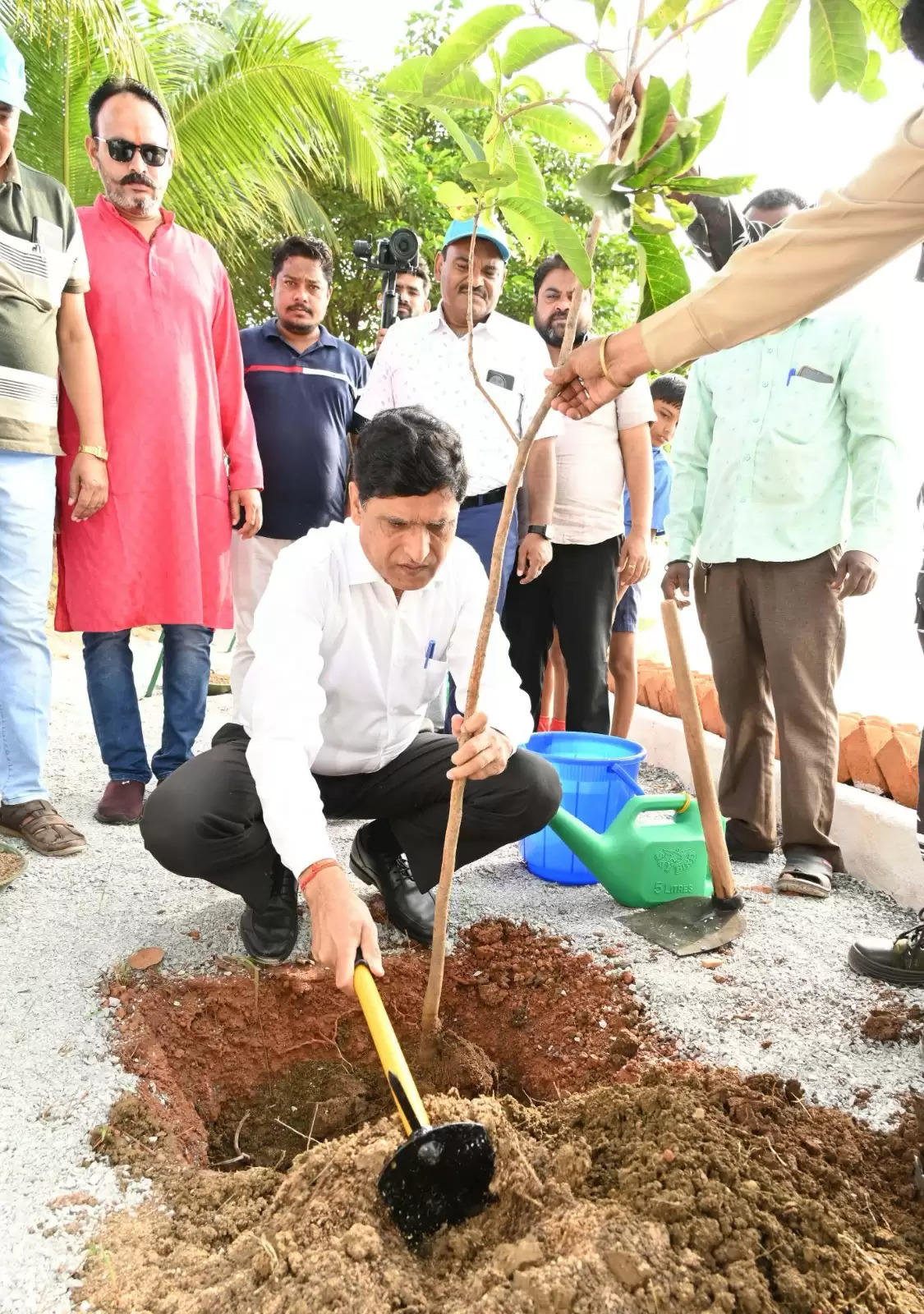 वन महानिदेशक जितेन्द्र कुमार ने नंदनवन जंगल सफारी में महुआ के पौधे लगाए