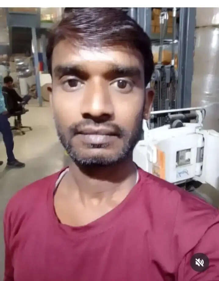 मिक्सर मशीन से टकराए बाइक सवार, एक की मौत व एक गंभीर