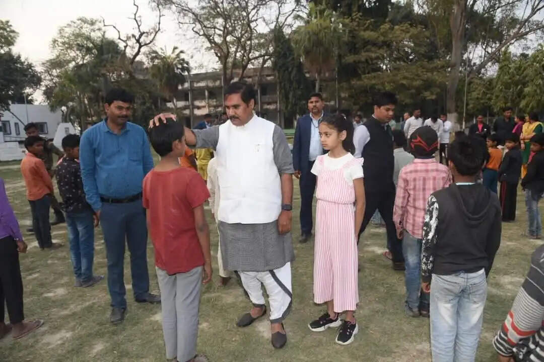 मंत्री ने अंबेडकर आवासीय विद्यालय का किया निरीक्षण