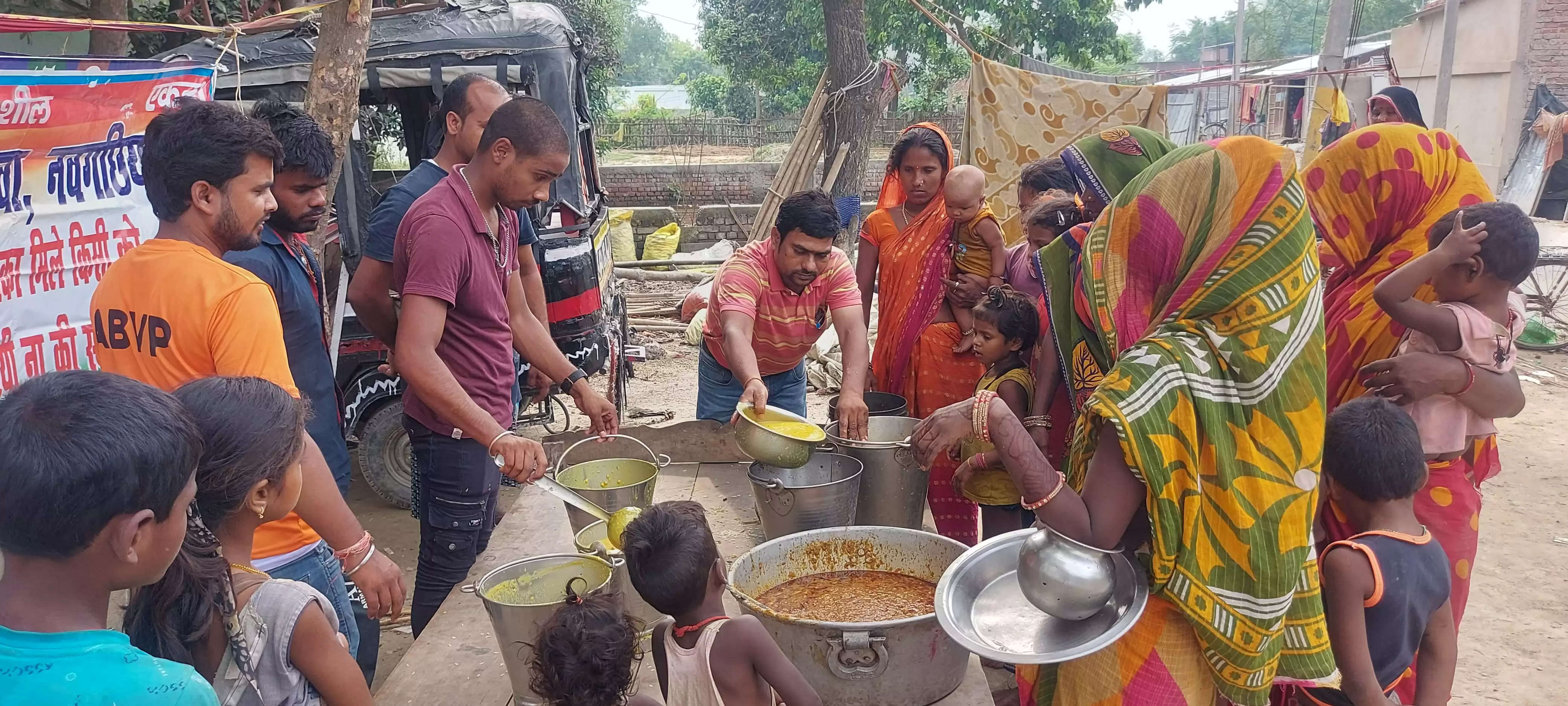 एबीवीपी कार्यकर्ताओं ने बांटे भोजन