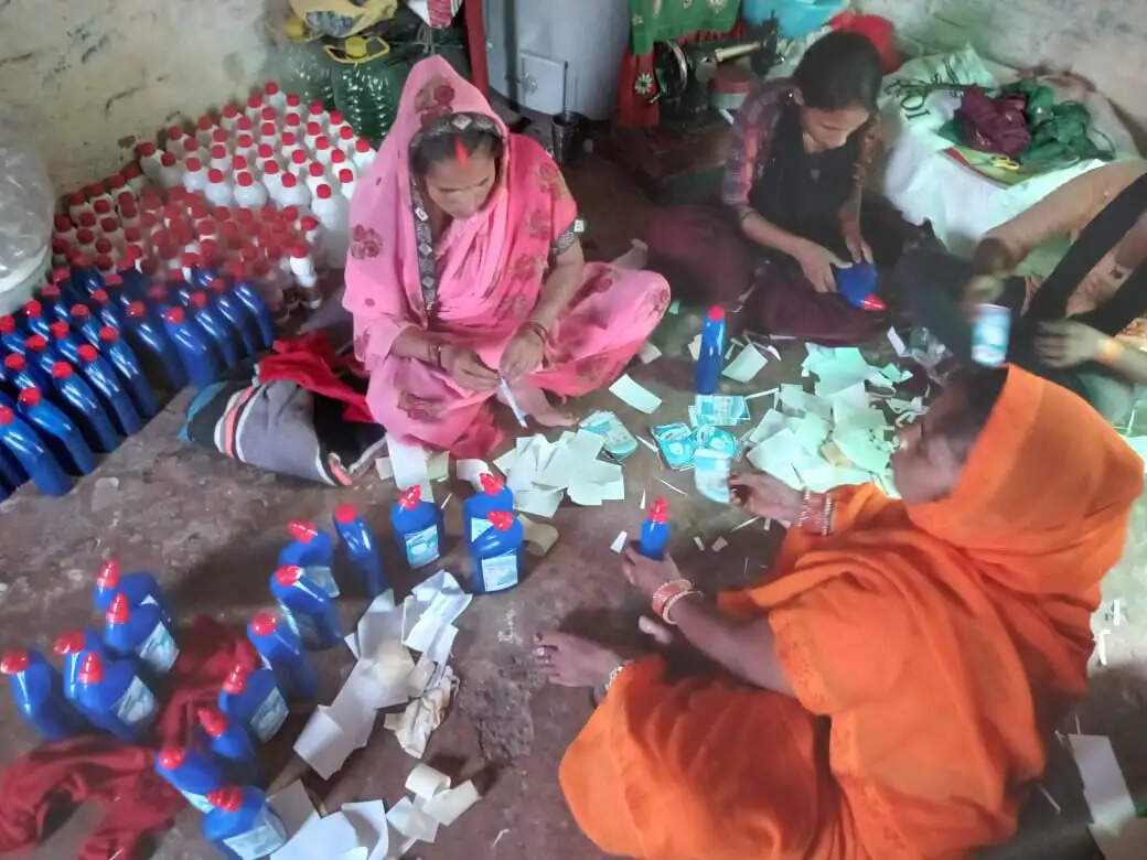 स्वयं सहायता समूहों से जुड़ी महिलाएं बनेंगी आत्मनिर्भर, इनकी निर्मित फिनायल खरीदेंगे सरकारी कार्यालय