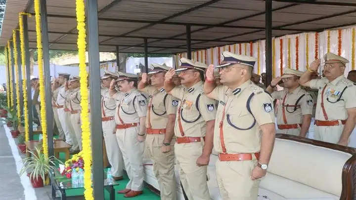 इंदौरः कर्तव्यपथ पर प्राणों की आहुति देने वाले शहीदों को श्रद्धा सुमन अर्पित कर दी गई श्रद्धांजलि