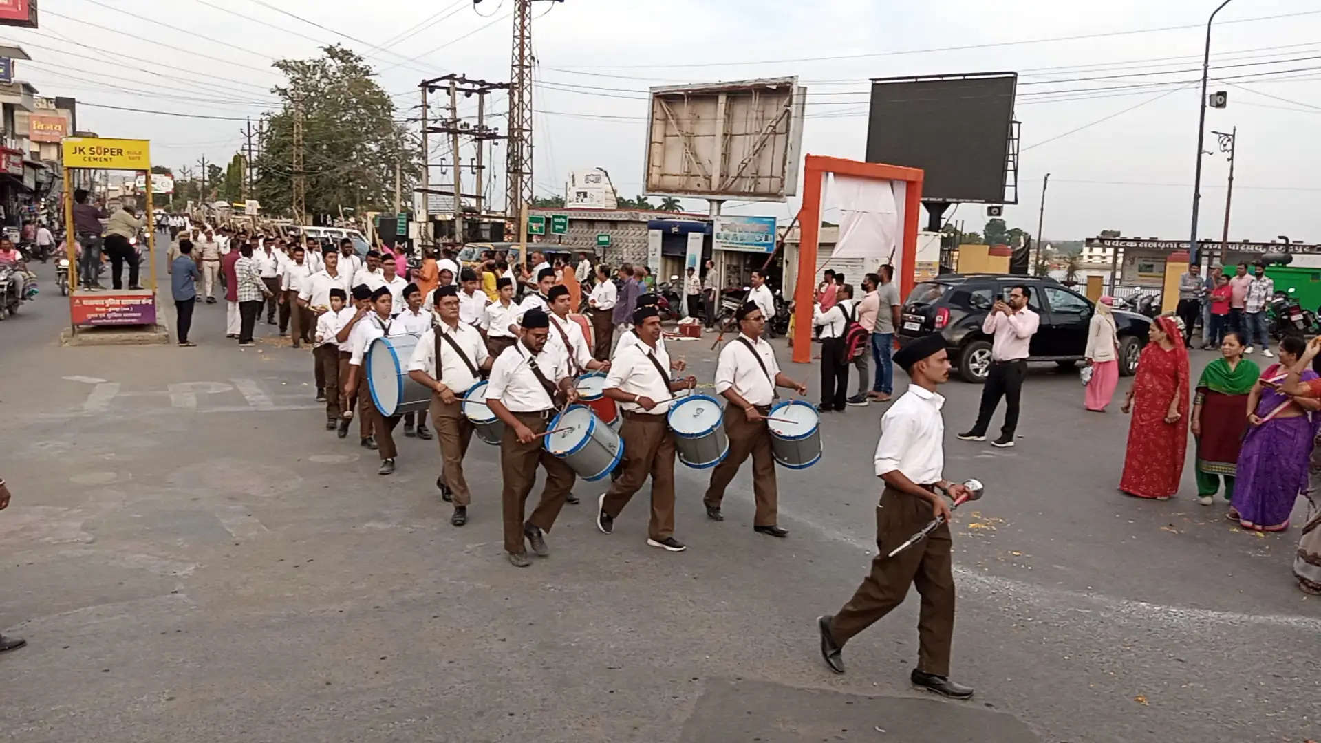 घोष व कदमताल के साथ शहर में निकाला विशाल पथ संचलन, भारत माता के जयकारों से गूंज उठा शहर