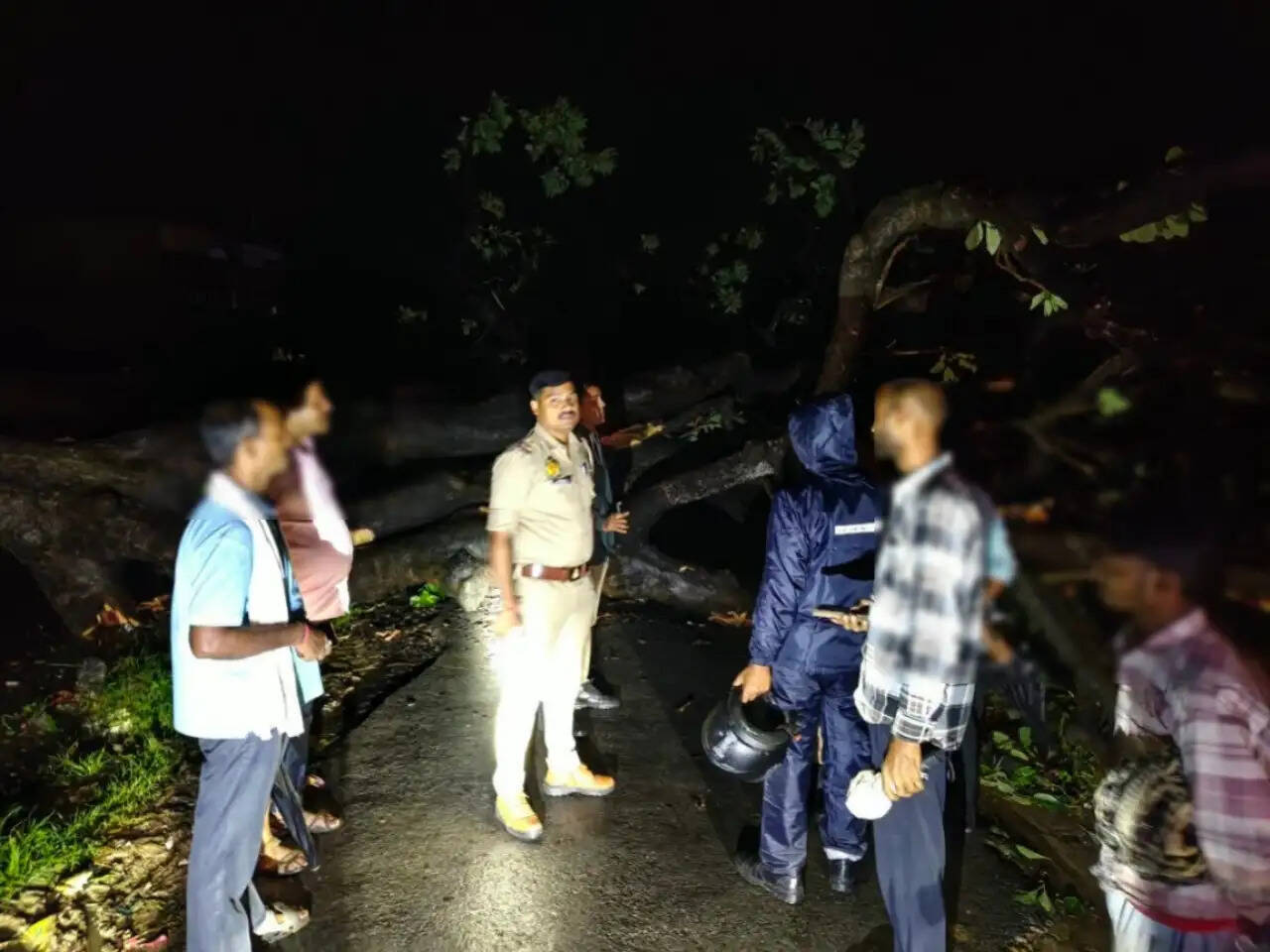 भारी बारिश के बीच सड़कों पर उतरे एसएसपी, सुरक्षा व्यवस्था का लिया जायजा