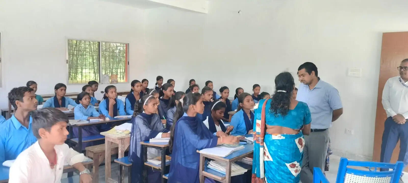 डीएम ने किया विद्यालयों का निरीक्षण, नियमित कक्षा संचालन और साफ-सफाई पर दिए निर्देश