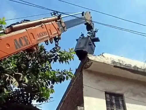 फरीदाबाद : हाईटेंशन लाइन से टकराई हाइड्रा क्रेन, ऑपरेटर झुलसा