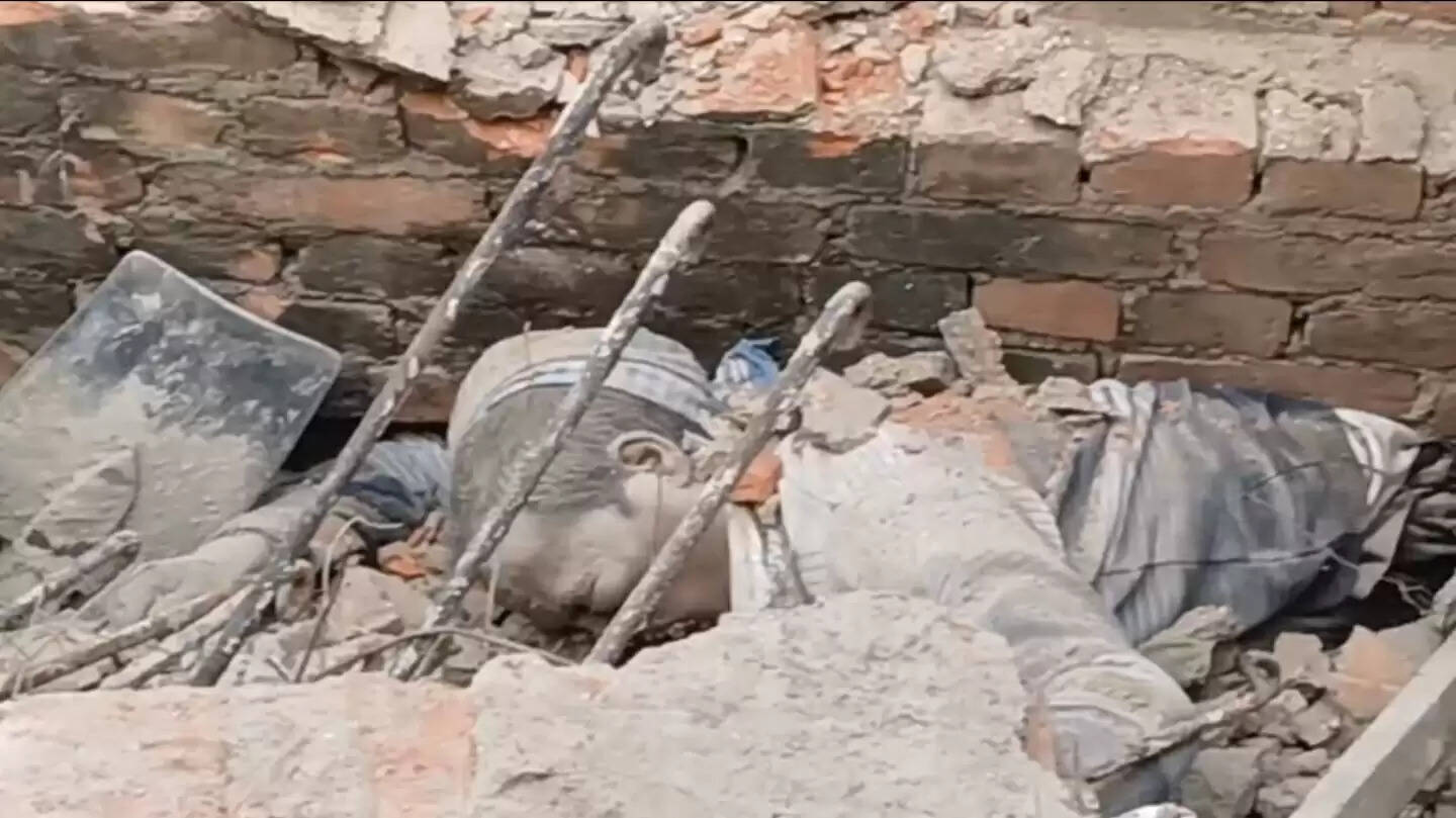 जर्जर मकान तोड़ते समय भरभराकर गिरी छत, एक मजदूर की मौत