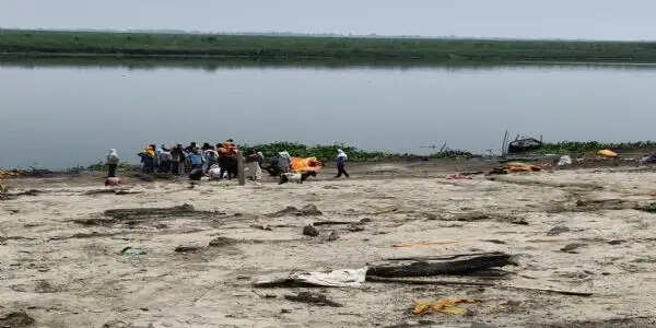 बरारी श्मशान घाट पर मूलभूत सुविधाओं का अभाव
