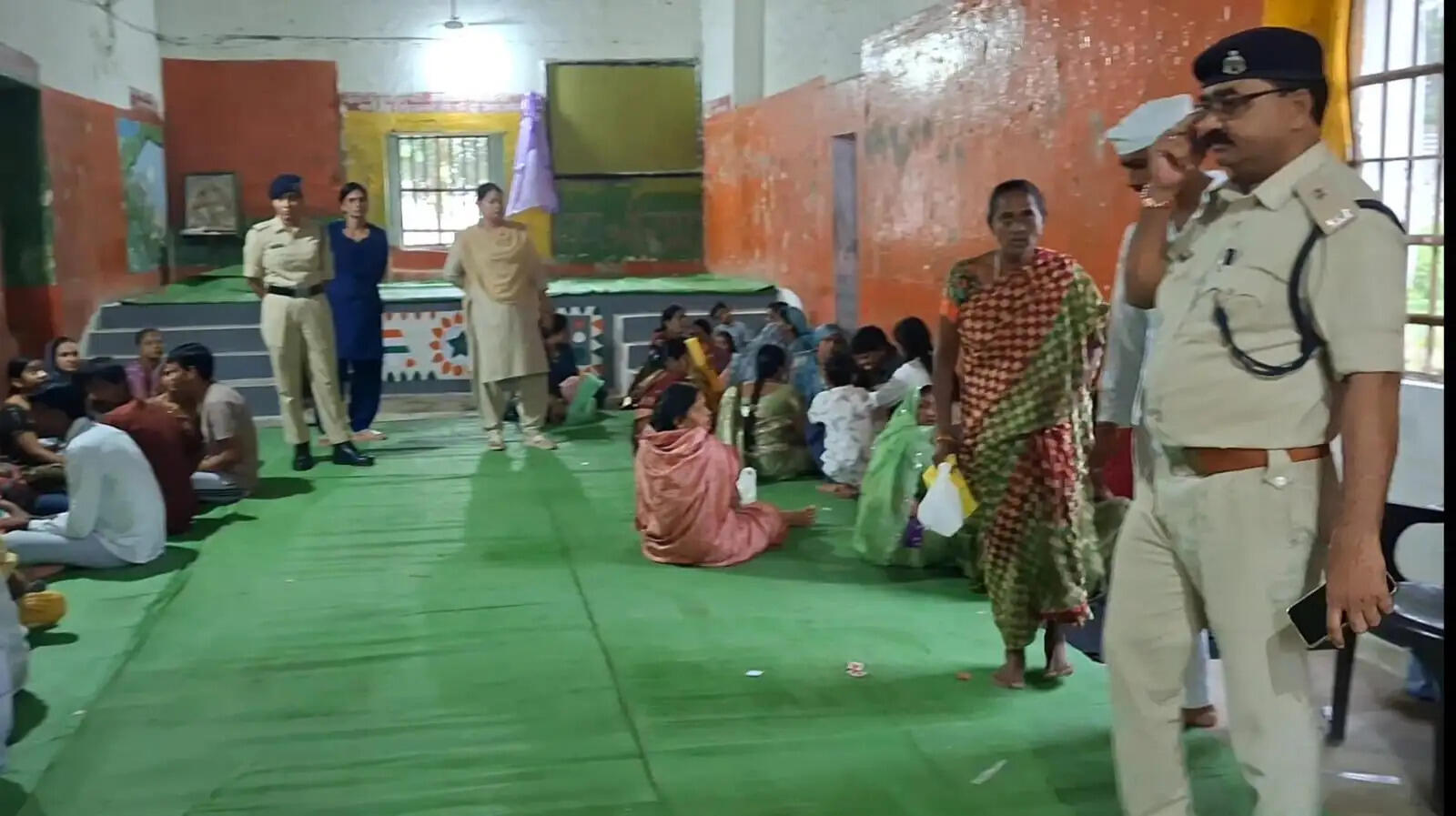 दमोह: रक्षाबंधन पर जिला जेल में बंदियों से मिलने पहुंचीं बहनें