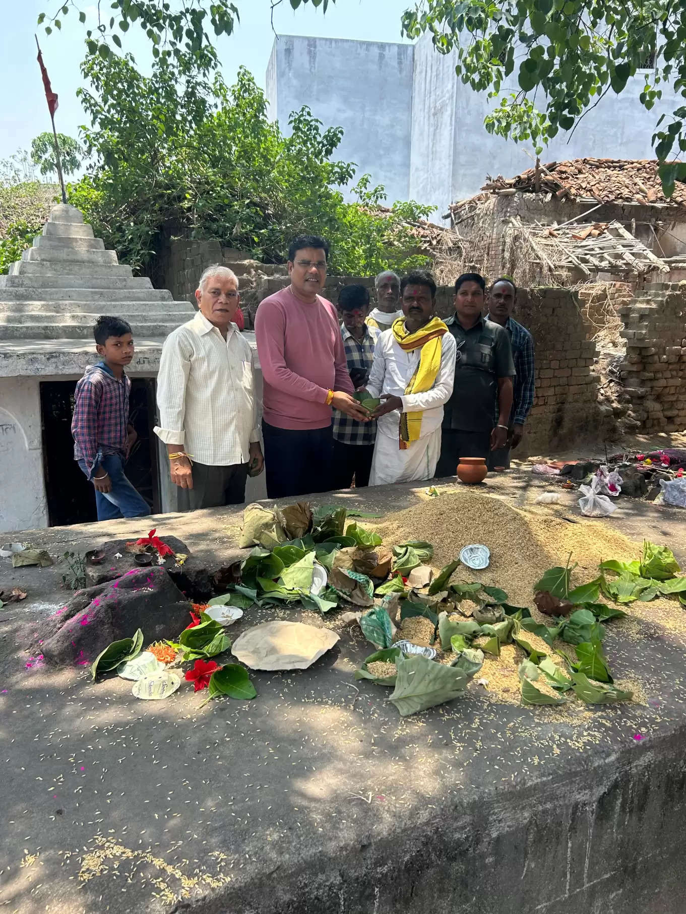 धमतरी-धान का बीज डालकर गांव के ठाकुर देव में भोग के रूप में विधायक ने चढ़ाया