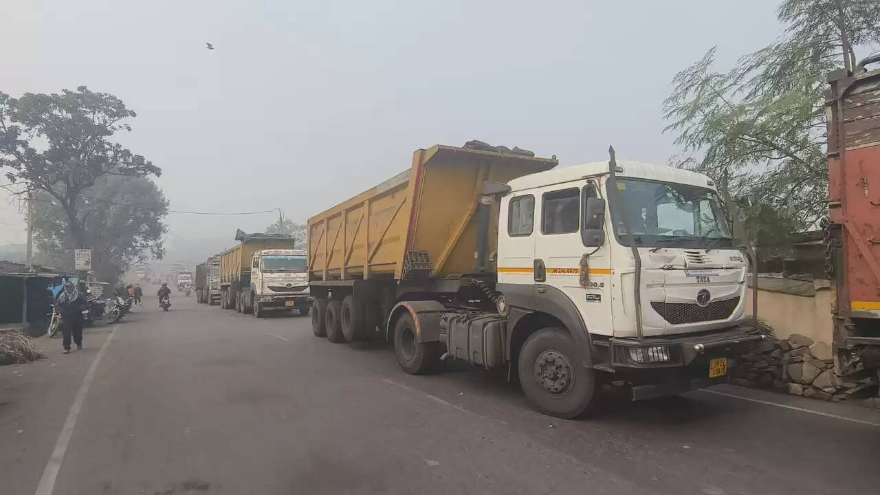 रामगढ में हाथियों ने चार लोगों को कुचल कर मार डाला, तोडे कई घर और वाहन