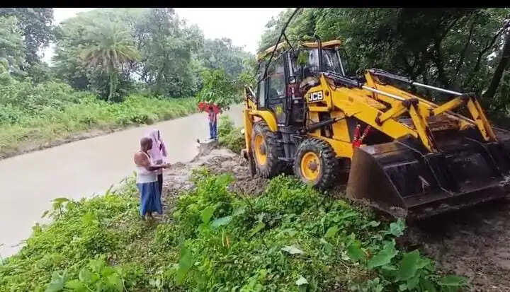 मशरक में नहर का बांध टूटा, खेतों में भरा पानी