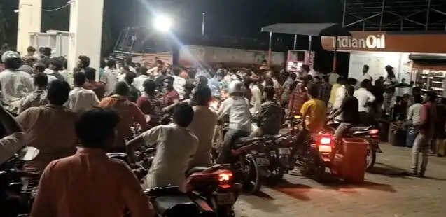 ईंधन की कमी से फ्यूल पम्प पर उमड़ रही भारी भीड़, किसान व्यापारी सब परेशान, जिम्मेदार बोले कोई कमी नहीं