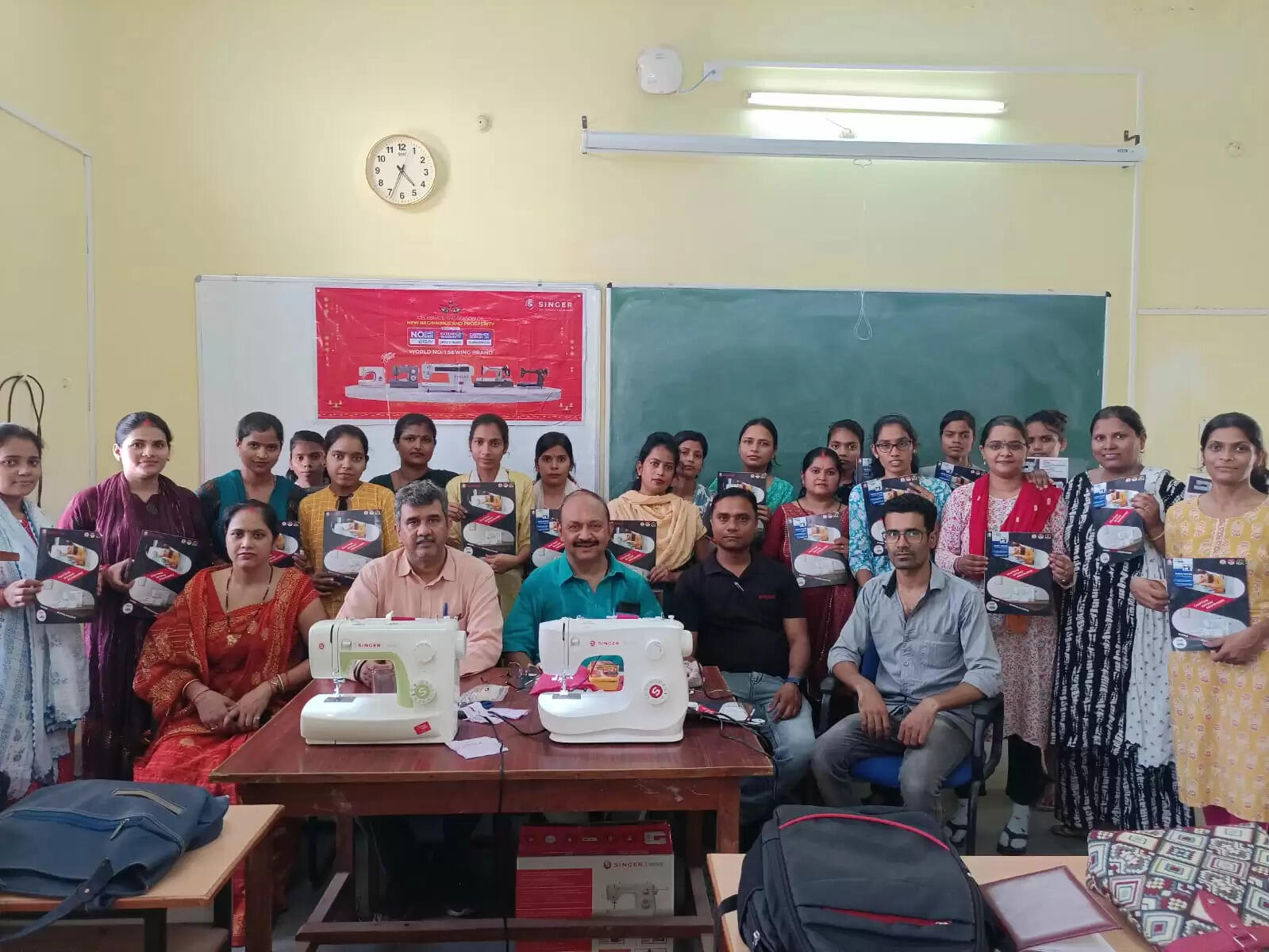 ऑटोमेटिक सिलाई मशीन पर महिलाओं ने कार्यशाला में सीखा हुनर