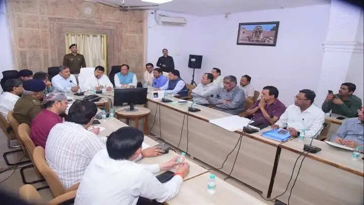 शिवपुरीः रोटरी मेडिकल मिशन की तैयारी युद्ध स्तर पर जारी, मंत्री तोमर ने किया स्थल का निरीक्षण