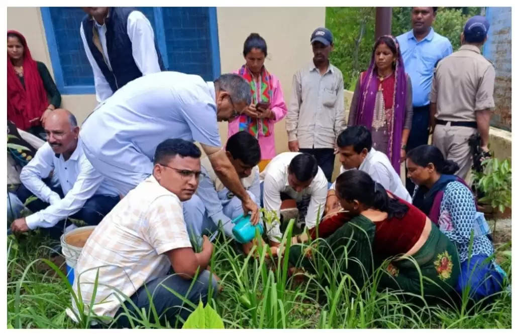 एक पेड़ मां के नाम अभियान के तहत किया पौधरोपण