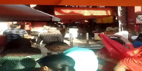 लाल चुनरी, नारियल, अड़हुल माला से श्रद्धालुओं ने किया मां दुर्गा के दर्शन पूजन