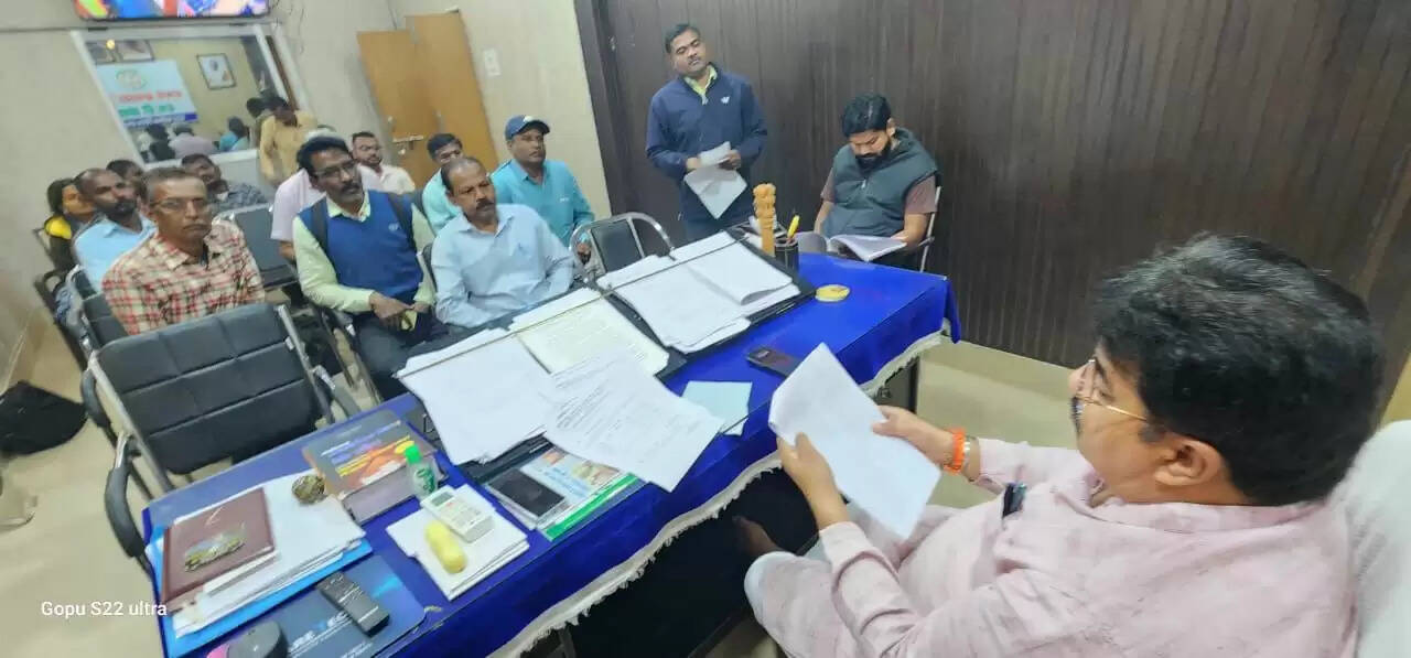 धमतरी : राजस्व विभाग की समीक्षा बैठक, कर वसूली में तेजी लाने के निर्देश