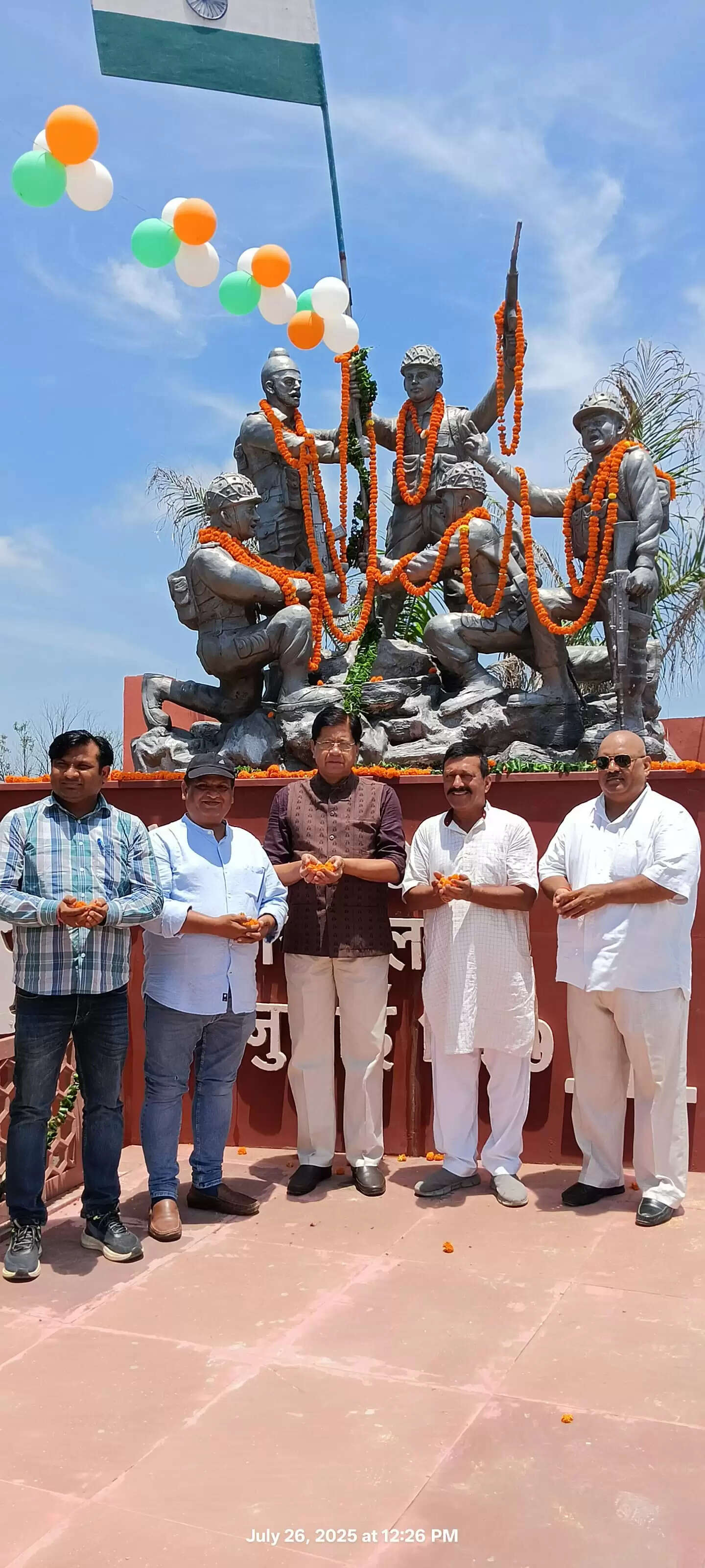 वंदे भारत ने कारगिल विजय दिवस स्मारक पर भारतीय फौजियों की प्रतिमाओं का किया अभिनंदन