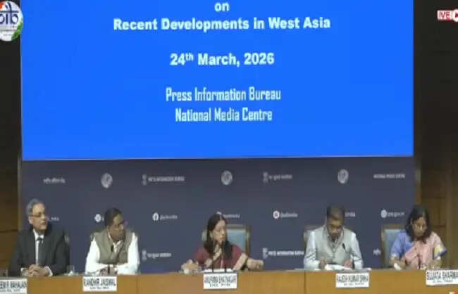 एलपीजी से लदे भारत के दो जहाजों पाइन गैस और जग वसंत ने नौसेना की निगरानी में होर्मुज पार किया