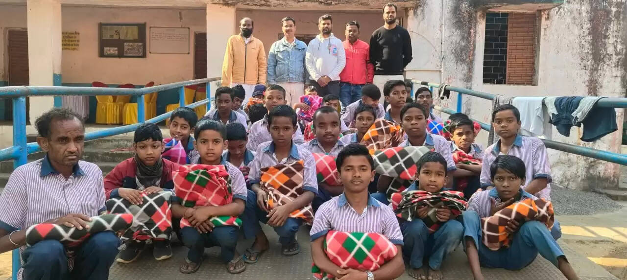कर्णधार संस्था ने दिव्यांग स्कूल में किया कंबल वितरण