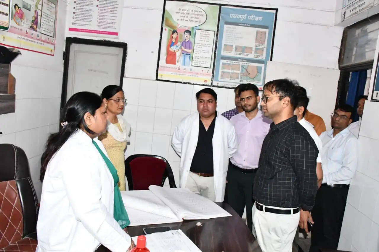 जिलाधिकारी ने किया सामुदायिक स्वास्थ्य केन्द्र का निरीक्षण, कमियां मिलने पर हुए नाराज