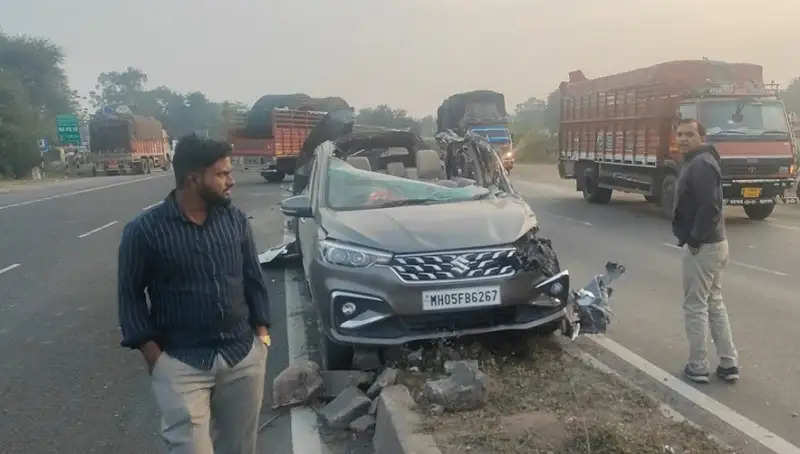 इंदौरः बेकाबू कार असंतुलित होकर डिवाइडर पर घुसी, एक की मौत, चार घायल