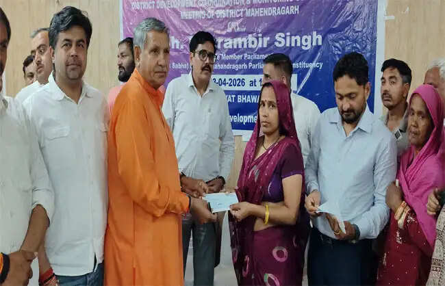 नारनौल : सांसद धर्मबीर ने 13 लाभार्थियों को सौंपे छह लाख 50 हजार की सब्सिडी चेक