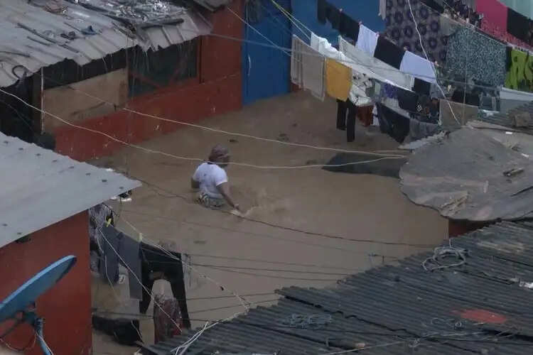 पश्चिम अफ्रीकी देश घाना में मूसलाधार बारिश से बाढ़ का कहर, 12 लोगों की मौत