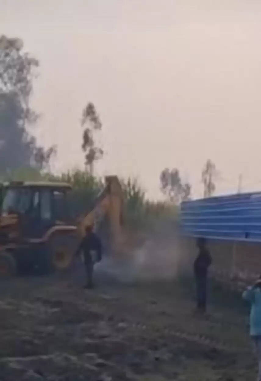 सीतापुर : तालाब की जमीन पर बने अवैध प्लॉट पर चला बुलडाेजर