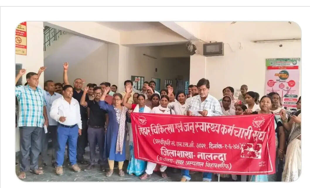 लंबित मांगों को लेकर स्वास्थ्यकर्मियों ने सिविल सर्जन कार्यालय का किया घेराव