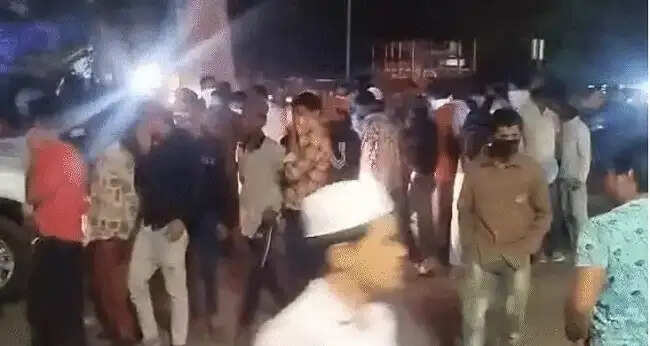 इंदौर में जहरीली गैस के रिसाव के बाद लोगों सांस लेने में हुई परेशानी, घरों से निकले बाहर