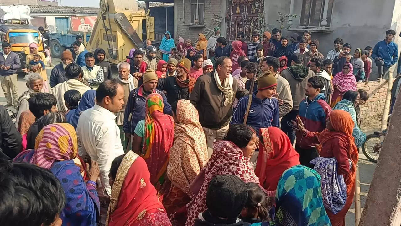 शराब बिक्री के खिलाफ महिलाओं ने किया सड़क जाम