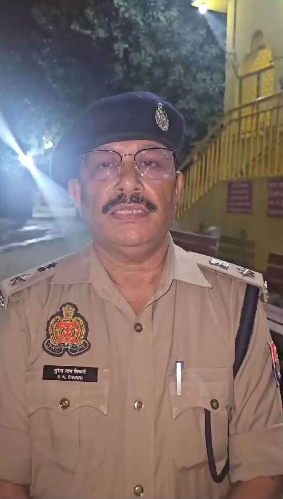 डासना देवी मंदिर की तरफ जा रही अराजक भीड़ को पुलिस ने खदेड़ा