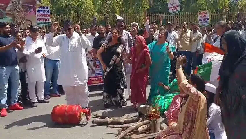 भीलवाड़ा में गैस के दामाें में बढोतरी के खिलाफ कांग्रेस का प्रदर्शन, सड़क पर चूल्हा जलाकर बनाई चाय