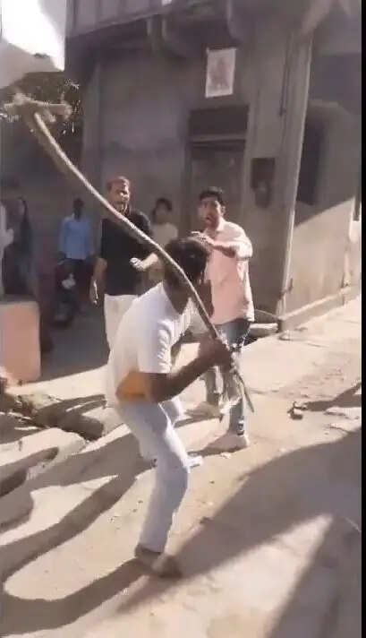 नाली पर पत्थर रखने से भड़का विवाद, मांडल में दो पक्षों में लाठी-भाटा जंग से कई लोग घायल