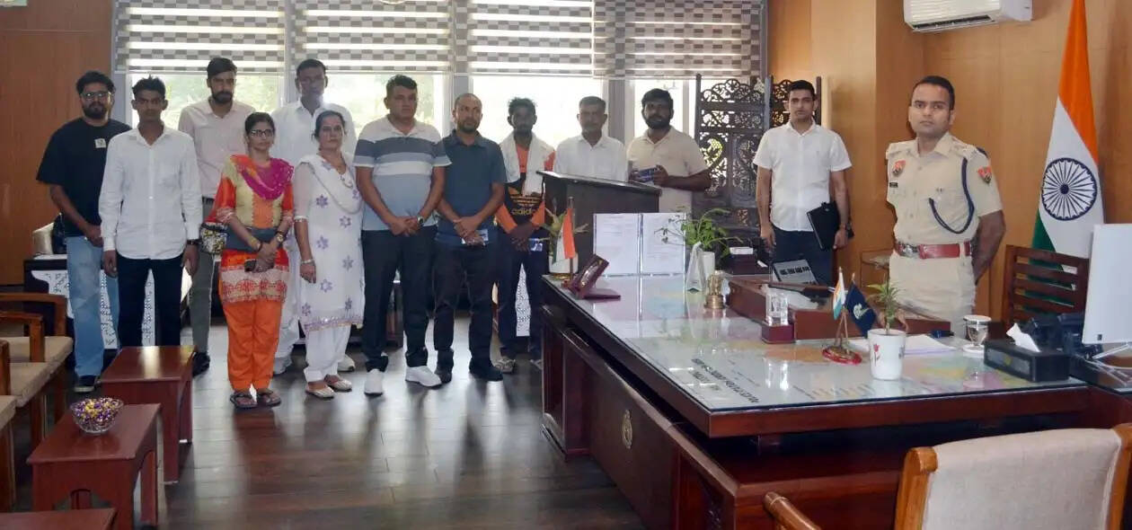 हिसार : पुलिस ने बरामद किए 15 गुमशुदा मोबाइल, एसपी ने मालिकों को सौंपे