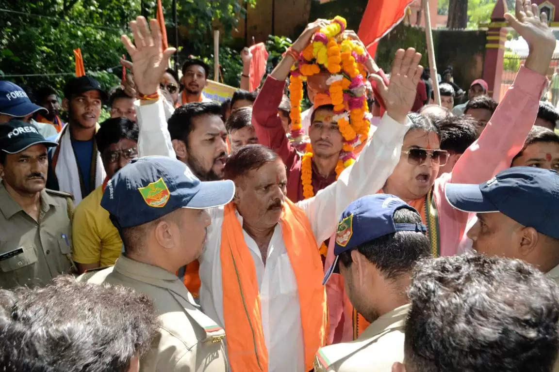 चामुंडा देवी जा रही कलश यात्रा को वन विभाग ने रोका, बिल्केश्वर मंदिर में कलश स्थापित कर वापस लौट गए श्रद्धालु